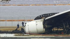日本航空在羽田機場發生起火事件，造成海上保安廳5人死亡。圖為日航飛機殘骸。（圖／AP授權）