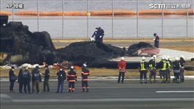 日本航空在羽田機場發生起火事件，造成海上保安廳5人死亡。圖為日航飛機殘骸。（圖／AP授權）