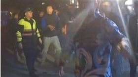 ▲苗栗跨年晚會爆出全武行衝突，正在施放煙火同時，有財務糾紛的2人在舞台邊開打互毆。（圖／翻攝照片）