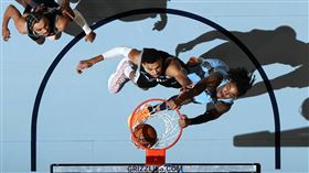 ▲溫班亞馬（Victor Wembanyama）被矮36公分的莫蘭特（Ja Morant）隔扣。（圖／翻攝自灰熊推特）