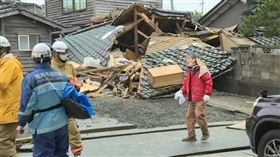 福井市消防局也在災區尋獲一名女性，不過被發覺時已失去呼吸心跳，一直在一旁焦急尋找老婆的紅衣老翁也隨即認出，躺在擔架上的冰冷遺體就是他的太太。（圖／AP授權）