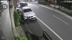 為一碗爌肉飯酒駕，彰化男失控自撞路燈，肇事監視器(圖／翻攝畫面)