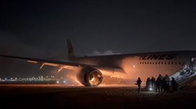 日本羽田機場日航班機傳與海上保安廳飛機發生撞擊後起火燃燒。（圖／翻攝自推特）