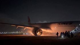 日本羽田機場日航班機傳與海上保安廳飛機發生撞擊後起火燃燒。（圖／翻攝自推特）