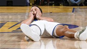 ▲勇士柯瑞（Stephen Curry）弧頂投進空心球「摀臉不相信」。（圖／翻攝自勇士隊X）