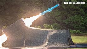 ：海軍機動飛彈車射擊雄風二型反艦飛彈。。(圖/國防部提供)
