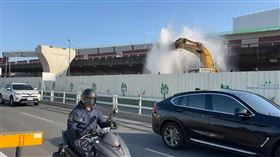 台74線崇德－北屯施工不慎，挖破管線，水柱狂噴(圖／翻攝畫面)