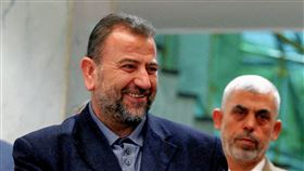 哈瑪斯組織二把手艾魯里（Saleh al-Arouri）傳在黎巴嫩遭襲擊身亡。圖為2017年艾魯里（左）與哈瑪斯指揮官葉海亞・辛瓦（Yahya Sinwar）一同簽署協議畫面。（圖／路透社／達志影像）