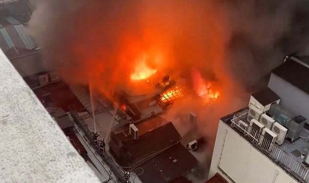日本北九州市大規模起火！商店街建築延燒