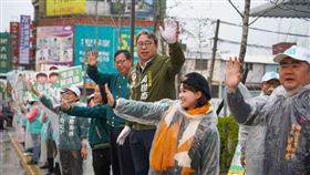 ▲桃園由鄭文燦領軍陪同各選區立委候選人向民眾揮手致意。（圖／桃園電子報）
