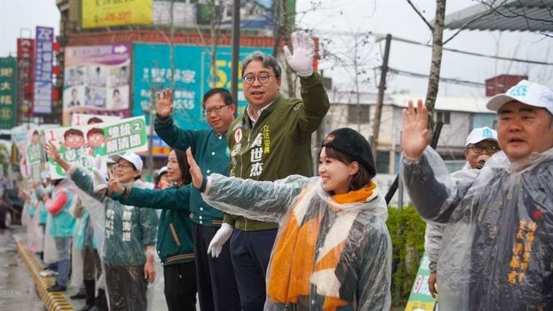 鄭文燦趕場站路口拉票：美德三票護台灣