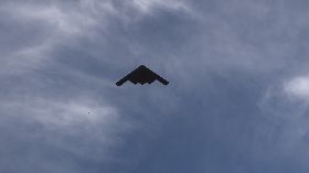 B-2轟炸機為玫瑰花車遊行衝場