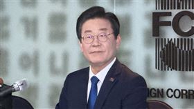 美國監聽疑雲 韓最大在野黨魁籲國會徹查外媒日前引述外洩機密文件報導美國情報當局監聽韓國等盟邦，韓國最大在野黨共同民主黨黨魁李在明11日出席外媒記者會，呼籲國會全力調查確認此事。　中央社記者廖禹揚首爾攝 112年4月11日