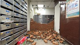 北市錦新大樓爆發產權公司砌牆封住正門阻擋住戶進出事件。（圖／記者楊忠翰攝影）