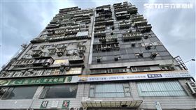 北市錦新大樓爆發產權公司砌牆封住正門阻擋住戶進出事件。（圖／記者楊忠翰攝影）