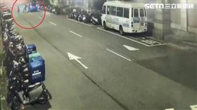新北盧男與女友當街爆發拉扯衝突，還將對方強押上車。（圖／翻攝畫面）