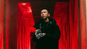 小春Kenzy〈晃落〉MV放百萬煙火。（圖／本色音樂提供）