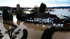▲風暴韓克（Henk）挾帶強風和豪雨侵襲英國。（圖／路透社／達志影像）
