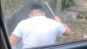 暴力夫殺狗毆妻1／家暴男虐妻7年變本加厲　當幼兒面鐵棍插狗喉（圖／CTWANT提供）