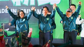 賴清德、蕭美琴出席民進黨選前造勢晚會（1）民進黨3日在新北市土城區舉行選前造勢晚會，黨籍總統候選人賴清德（左2）、副總統候選人蕭美琴（左）攜手前行政院長蘇貞昌（前右）同台為選情衝刺。中央社記者王騰毅攝  113年1月3日