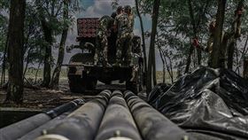 俄烏戰爭、烏克蘭士兵、烏克蘭軍隊、烏克蘭軍人、砲火戰火、叢林戰。圖為烏克蘭第110機械化旅（The 110th Separate Mechanized Brigade）。（圖／翻攝自澤倫斯基臉書）