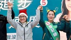 蕭美琴為新竹縣立委參選人詹紀緹助選民進黨副總統候選人蕭美琴（左）24日為黨籍新竹縣第1選區立委參選人詹紀緹（右）助選，懇託鄉親支持。中央社記者魯鋼駿攝  112年12月24日