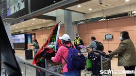 （麻煩其他稿件勿用，謝謝！）莊家返台投票（麻煩其他稿件勿用，謝謝！）／記者張雅筑攝