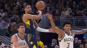 ▲溜馬哈利柏頓（Tyrese Haliburton）跳起後「背後傳球」給隊友爆扣。（圖／翻攝自溜馬推特）