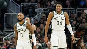 ▲里拉德（Damian Lillard）接到「字母哥」傳球切入爆扣。（圖／美聯社／達志影像）