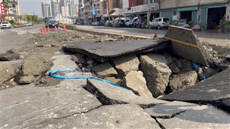 員林柏油路「1秒炸裂」噴水　驚人景象曝