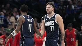 ▲東契奇（Luka Doncic）、厄文（Kyrie Irving）上半場攻下52分，拓荒者僅得47分。（圖／美聯社／達志影像）