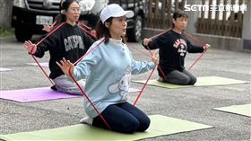楊小黎跟著大家體驗運動放鬆情緒的樂趣。