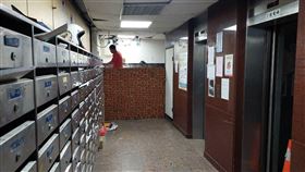 錦新大樓出入口被產權公司堆砌磚牆。（圖／里長舒贛臺提供）