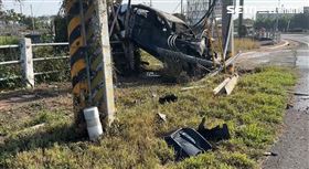 雲林車禍肇事轎車甩飛90度撞電桿 駕駛亡(圖/翻攝畫面)
