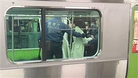 東京JR山手線，秋葉原，隨機砍人　20多歲女車廂揮菜刀，另1把藏包包，坦承我想殺人(圖／翻攝自Ｘ)