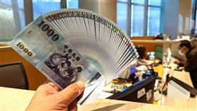 台幣 新台幣 千元 百元 薪水 鈔票 財運 錢 紙鈔　領錢　數鈔,點鈔,發大財,賺錢,算錢,現金 （圖／記者戴玉翔攝影）