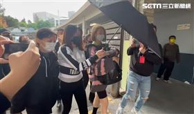 張誌家骨灰抵達台中殯儀館，第二任妻抱骨灰罈。（圖／翻攝畫面）