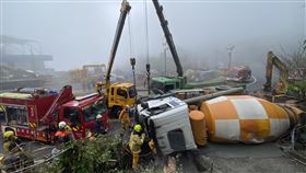 車禍,阿里山公路,自撞,受困