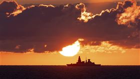 英國防空驅逐艦紅海維護航行自由與安全英國防空驅逐艦「鑽石」11月下旬駛往中東，執行表定區域安全任務，隨後於12月加入由美國領導的「繁榮守護行動」，回應葉門反政府武裝組織「青年運動」在紅海攻擊商船。（英國國防部提供）中央社記者陳韻聿倫敦傳真  113年1月4日