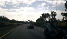 機車雙載逆向飆中投　駕駛目擊：要死了（圖／翻攝爆料公社）