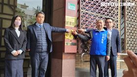 ▲侯友宜競辦發言人柳采葳、新北市議長蔣根煌及律師，赴北檢對李正皓提告。（圖／記者楊佩琪攝）