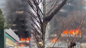 快訊／日本東京新宿「驚傳12層大樓火警」！已7人受傷　29輛消防車救援▲（圖／翻攝自X）