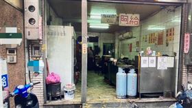 淡水吳家阿給疑似因兒子欠債不還，跨年夜下午遭潑漆報復，2惡煞則被立刻逮捕。（圖／翻攝畫面）