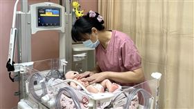 重症加護型新生兒保溫箱執行醫療處置時，只要將蓋子升起即可變成新生兒處理台。（圖／北醫附醫提供）