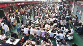 淄博燒烤爆紅 為山東贏得難得的加分（1）淄博燒烤爆紅，中國知名經濟學家任澤平3日發文指出，淄博沒有過硬的自然環境，靠自己過硬的真誠感動了大眾，為近年轉型壓力倍增的山東贏得難得的加分。圖為4月30日，山東淄博，民眾在網紅燒烤店牧羊村品嚐烤肉。（中新社提供）中央社 112年5月3日