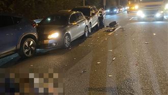 國3香山段6車追撞　2人下車被撞飛