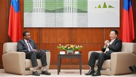 吳釗燮接見索馬利蘭選委會主席外交部長吳釗燮（右）與索馬利蘭國家選舉委員會主席游慕薩（Hon. Musa Hassan Yousuf）（左）會談。（外交部提供）中央社記者黃雅詩傳真  113年1月4日