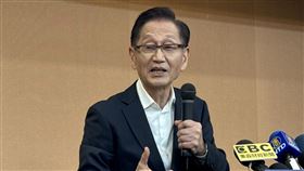 華碩：目標成為AI全方位企業電腦品牌廠華碩4日舉辦歲末聯歡晚會，董事長施崇棠受訪表示，電腦有了人工智慧（AI），變成「會學習的腦」，華碩期許成為全方位AI企業。中央社記者吳家豪攝  113年1月4日