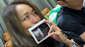 凱莉（左）曬懷孕超音波，老公親吻狗（圖／翻攝自IG）