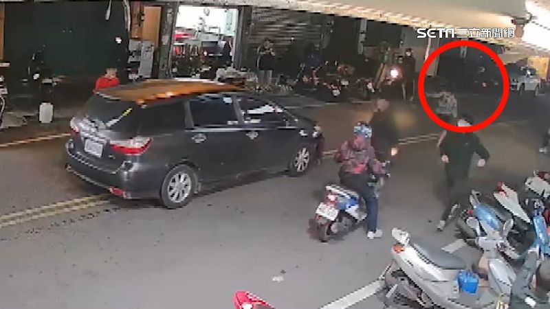 汽車逆向衝撞機車　駕駛和乘客竟棄車烙跑